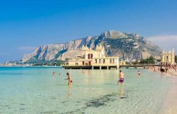 pic_bagnanti_sulla_spiaggia_di_mondello_a_palermo